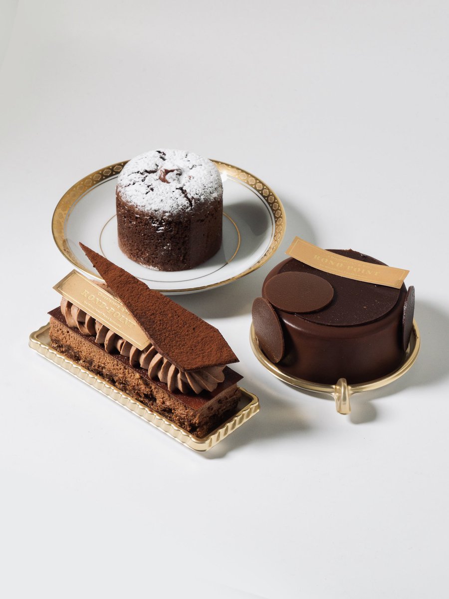 mizu4razu3's tweet photo. 本当に美味しいチョコレートケーキが買えるお店は、シェフが必ずボンボンショコラをショーケースに並べている。
　
これまでは中野坂上に行くハードルが高くてなかなかお伺いできませんでしたが、東京駅グランスタで買えるようになったのが本当に嬉しい
　
ロンポワン スヴニール https://t.co/oXhhHRfwRa