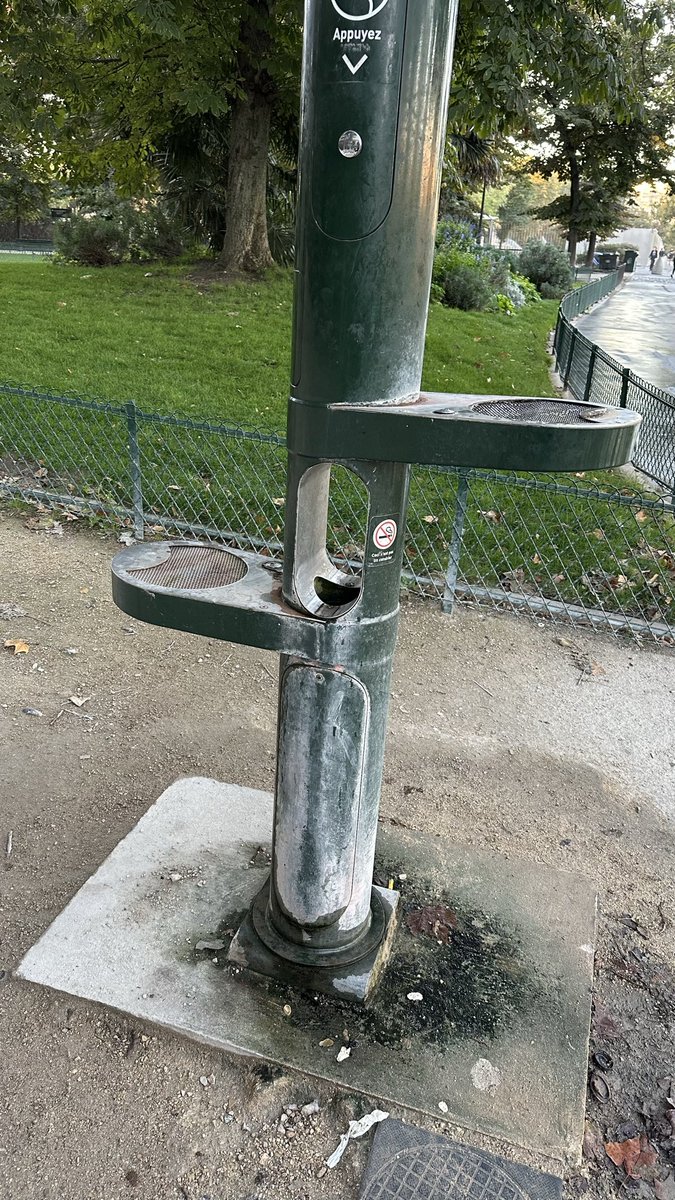 EricKLein_'s tweet photo. Champ de Mars ce matin. Tout est crasseux, déglingué. Cet endroit devrait être le mieux entretenu de France. C’est un cloaque. https://t.co/ZD7MBKtYFv