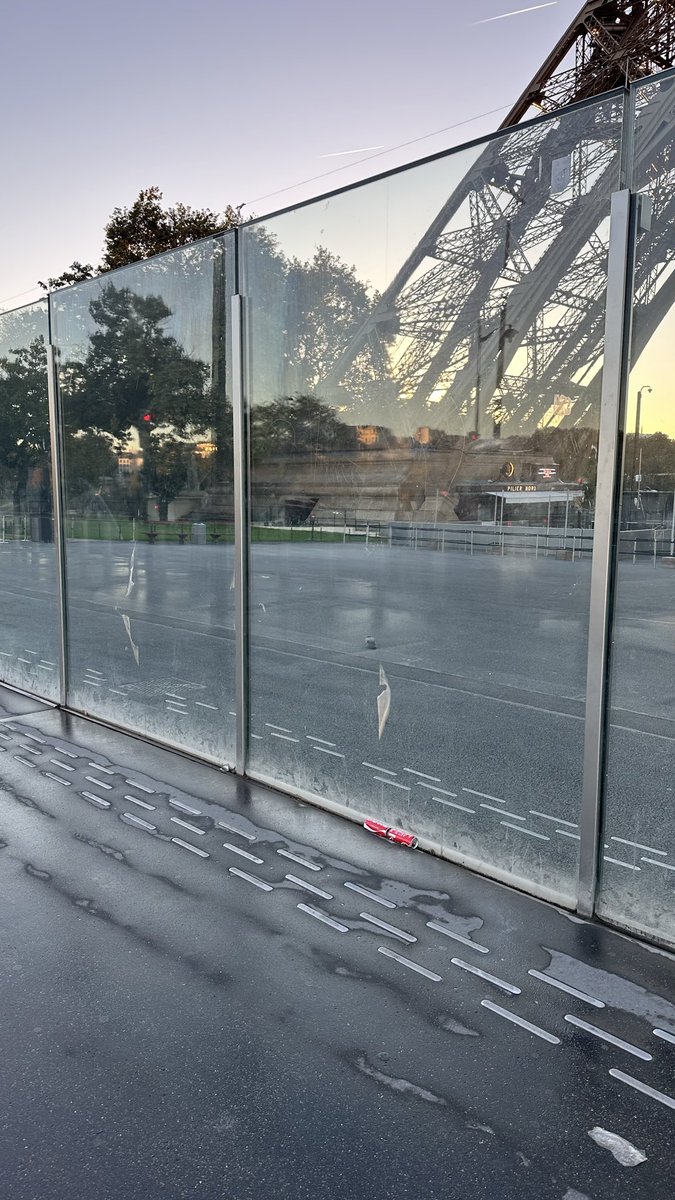 EricKLein_'s tweet photo. Champ de Mars ce matin. Tout est crasseux, déglingué. Cet endroit devrait être le mieux entretenu de France. C’est un cloaque. https://t.co/ZD7MBKtYFv