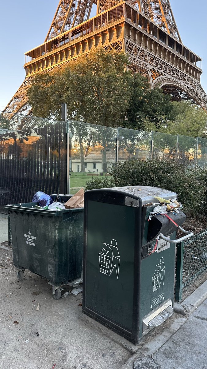 EricKLein_'s tweet photo. Champ de Mars ce matin. Tout est crasseux, déglingué. Cet endroit devrait être le mieux entretenu de France. C’est un cloaque. https://t.co/ZD7MBKtYFv