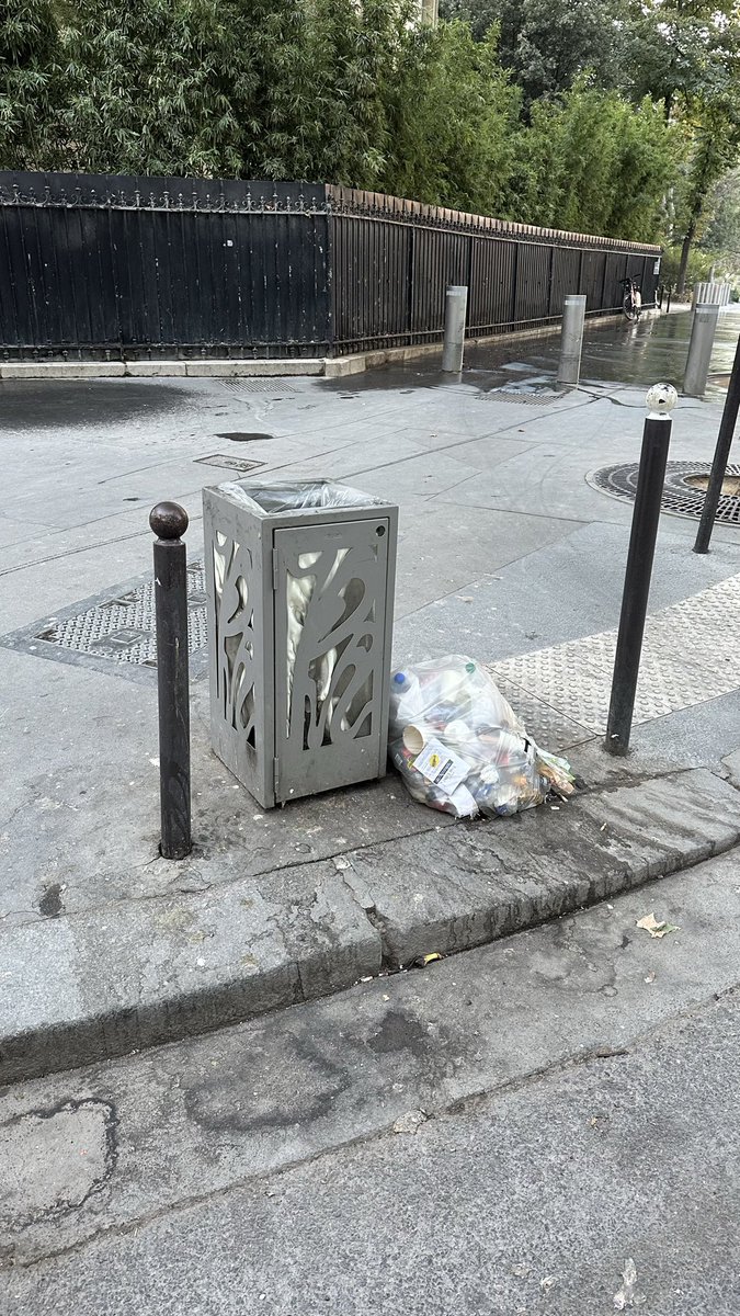 EricKLein_'s tweet photo. Champ de Mars ce matin. Tout est crasseux, déglingué. Cet endroit devrait être le mieux entretenu de France. C’est un cloaque. https://t.co/ZD7MBKtYFv