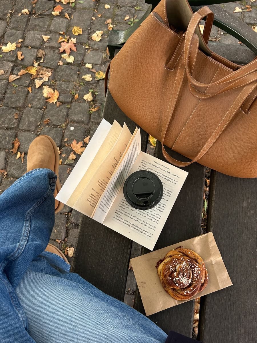 etherealdior's tweet photo. fall is the best time for reading https://t.co/czd3ykaDkO