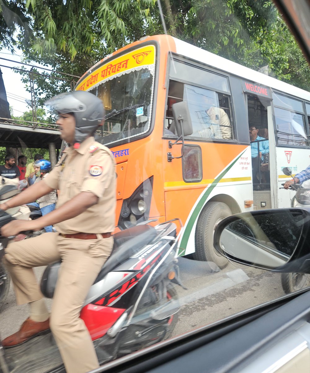 myvakil's tweet photo. लखनऊ के भीड़ भाड़ भरे निशात गंज पुल पर @UPSRTCHQ से अनुबंधित बस उल्टे तरफ आ कर ना केवल जाम लगाती है, वरन राहगीरों को दुर्घटना की ओर उन्मुख करती है. ऐसे स्वेच्छाचारी वाहन चालक के विरुद्ध विभागीय कार्यवाई और इन सभी वाहनो का चालान करें. @uptrafficpolice @lucknowtraffic @dayashankar4bjp @uptransportdept