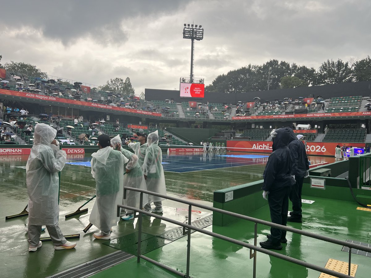 SofttennisNavi's tweet photo. 【アジア競技大会2026】

15:00より女子決勝戦の予定でしたが、降雨のため待機となっています。
決勝戦は雨が止むのを待ってセンターコートで行われる予定です。

[女子決勝]
天間麗奈(JPN) vs リ・ジンミ(PRK)

[男子決勝]
上松俊貴(JPN) vs 黒坂卓矢(JPN)

SOFT TENNIS Navi アジア大会特集
https://t.co/SGSWP9HrLv

#ソフトテニス
#アジア大会
#ソフトテニスナビ
