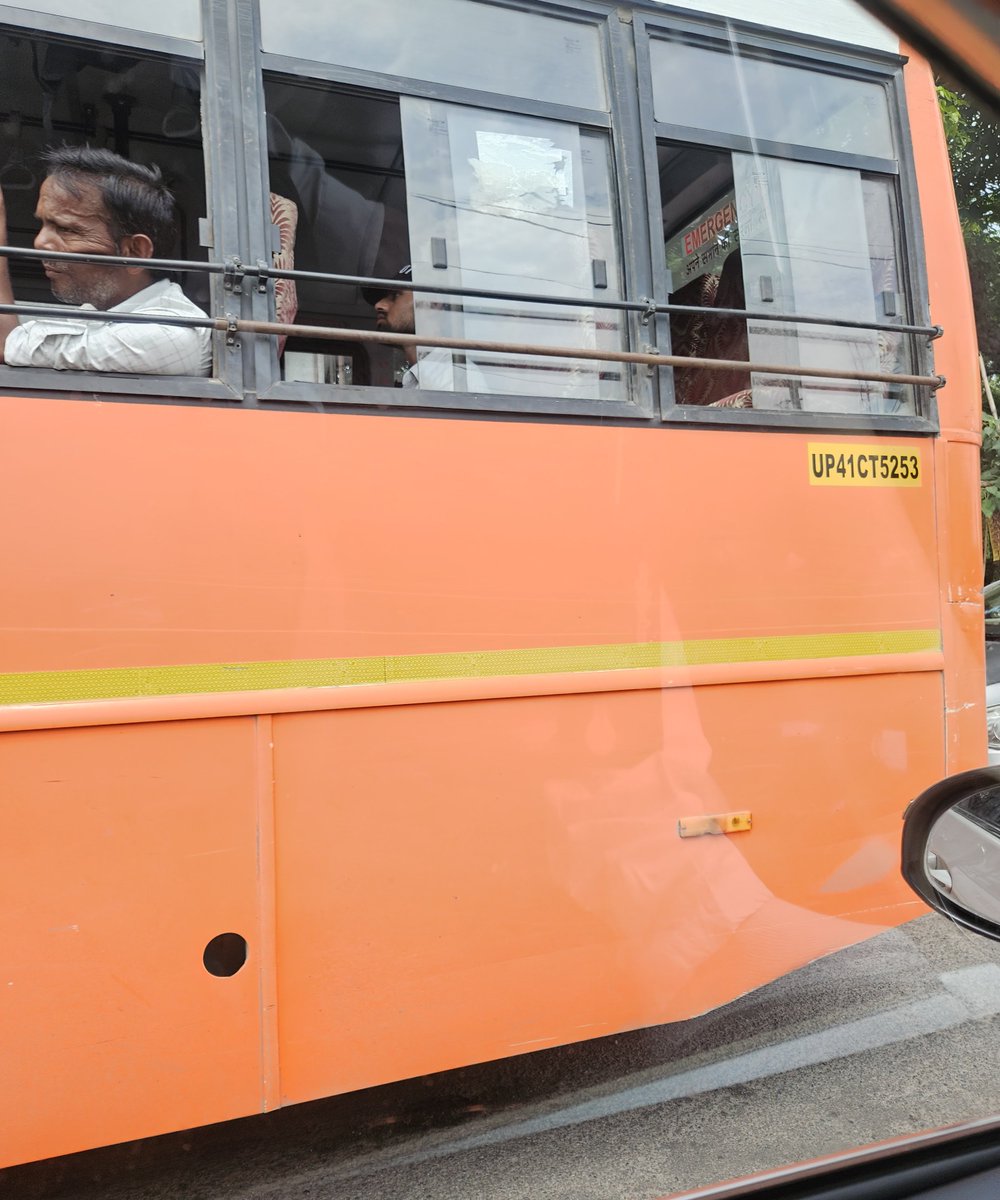myvakil's tweet photo. लखनऊ के भीड़ भाड़ भरे निशात गंज पुल पर @UPSRTCHQ से अनुबंधित बस उल्टे तरफ आ कर ना केवल जाम लगाती है, वरन राहगीरों को दुर्घटना की ओर उन्मुख करती है. ऐसे स्वेच्छाचारी वाहन चालक के विरुद्ध विभागीय कार्यवाई और इन सभी वाहनो का चालान करें. @uptrafficpolice @lucknowtraffic @dayashankar4bjp @uptransportdept
