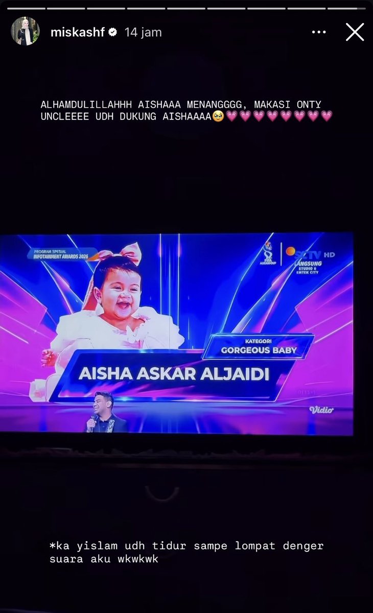 Bananaidnnn's tweet photo. Miska : Menanggg menangggggg !!!
Yislam : Fadil yang menang ?
Miska : Aishaaaa
Yislam : Ya ampun lucu banget anak aku 😆
Yeeyyy celamat Aisha bayik gemoy dan pemarah 🤏 https://t.co/TsfhkcCuPF