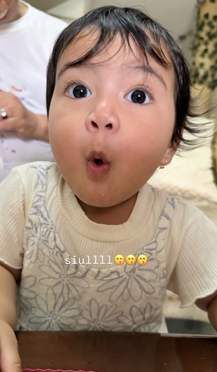 Bananaidnnn's tweet photo. Miska : Menanggg menangggggg !!!
Yislam : Fadil yang menang ?
Miska : Aishaaaa
Yislam : Ya ampun lucu banget anak aku 😆
Yeeyyy celamat Aisha bayik gemoy dan pemarah 🤏 https://t.co/TsfhkcCuPF