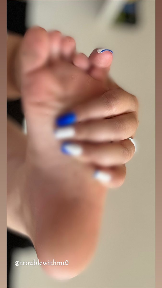 troublewithme0's tweet photo. Wenn du nur  wüsstest wie meine Füße darunter aussehen 🤫

#feet #goddess https://t.co/VsMyR54OIH