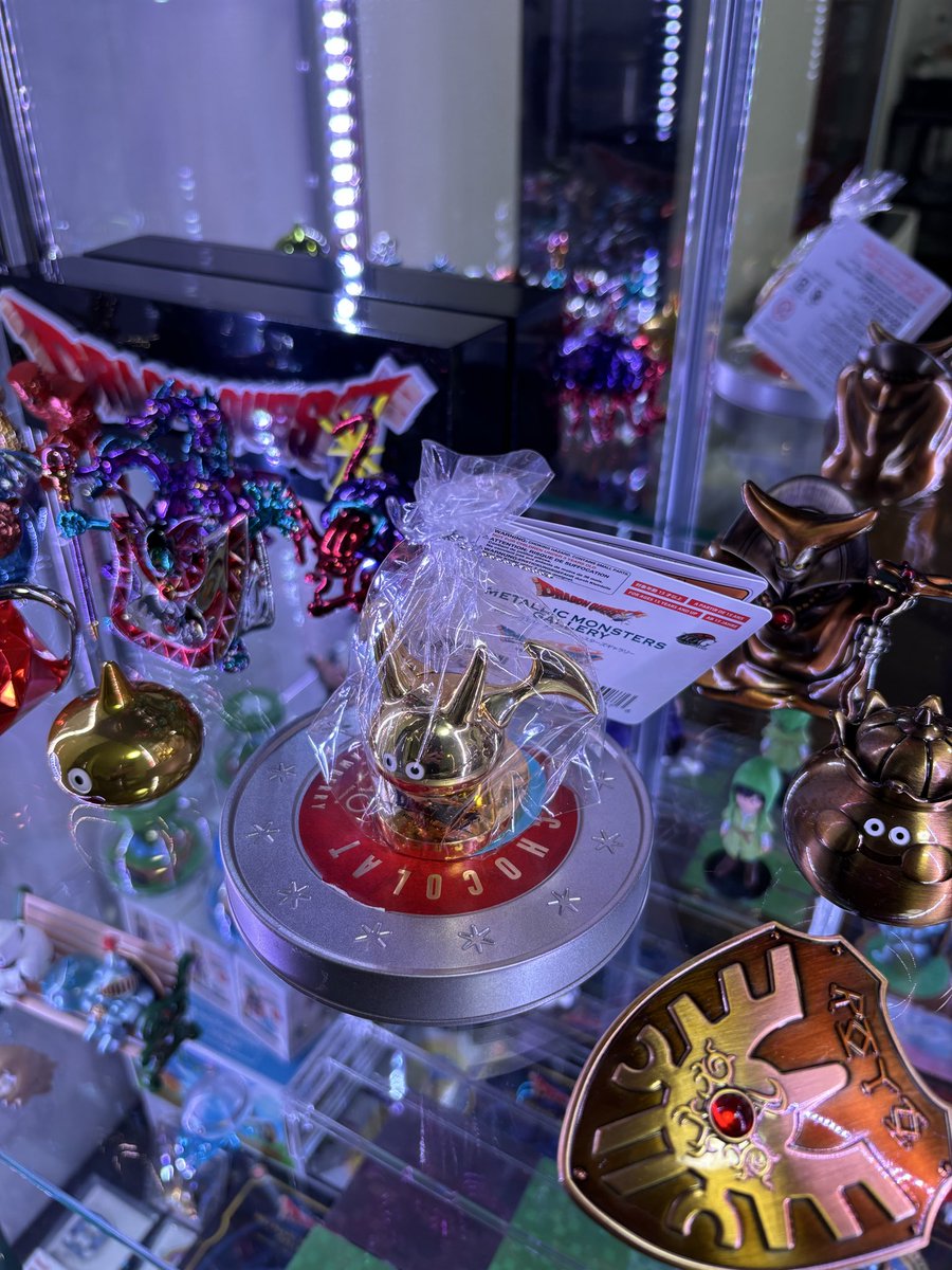 dwgafp's tweet photo. 本日のメタリック
ついにプレ値に手を出してしまいました💰

ドラゴスライム　＜ドラゴンクエストVII Reimagined発売記念バージョン＞

全身ゴールドがとてもいいです✨
タグが大きいんですね〜
手にして初めて知りました❗️
貴重なので未開封のままにしてます！ https://t.co/lzGMeaOnld