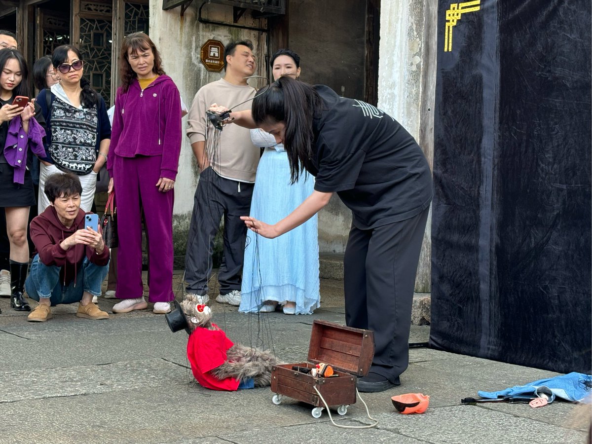 WalkerGriflh's tweet photo. Chilly afternoon in the city, caught a sweet street performer moment by the shop window. https://t.co/UuiEOm6LdO
