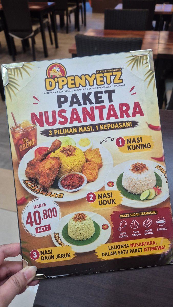 keluhkesahkonoh's tweet photo. Makan di sini, di menu paling depan udah ditulis gede-gede HANYA Rp40.800 NETT.

Pas selesai makan dan mau bayar, eh malah ditagih pajak resto sama service 😳

Gue komplain ke kasir, katanya harga yang tertera belum termasuk pajak.

Lahhhh, terus jangan ditulis HARGA NETT gede-gede dong!! 😭