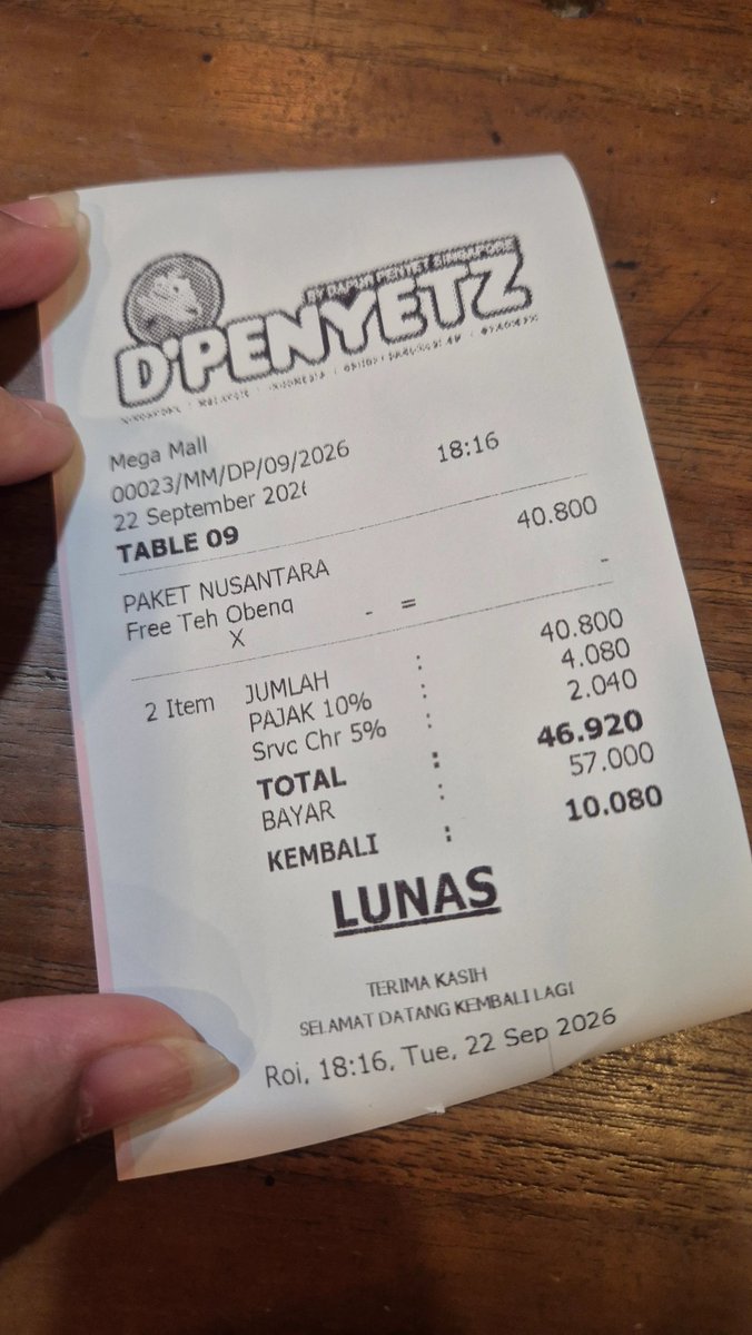 keluhkesahkonoh's tweet photo. Makan di sini, di menu paling depan udah ditulis gede-gede HANYA Rp40.800 NETT.

Pas selesai makan dan mau bayar, eh malah ditagih pajak resto sama service 😳

Gue komplain ke kasir, katanya harga yang tertera belum termasuk pajak.

Lahhhh, terus jangan ditulis HARGA NETT gede-gede dong!! 😭