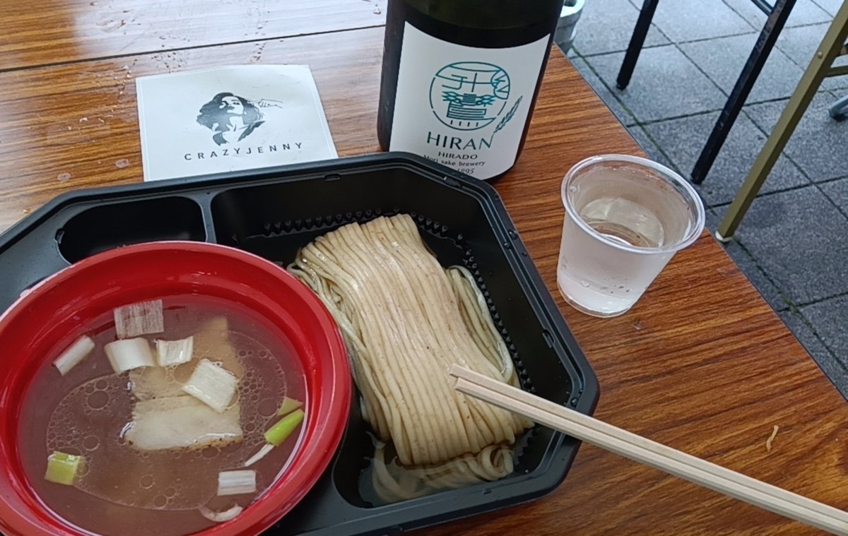 pappapppaaaa's tweet photo. ブースに近づいたら好みの酒がすでに出されていて、それにあわせたラーメンのブースの場所も指さして教えてくれる。
カスタマイズされすぎててこわい。

#熱狂中野ラーメン祭2026
#居酒屋ちぇけ https://t.co/qJdGKUrh2I