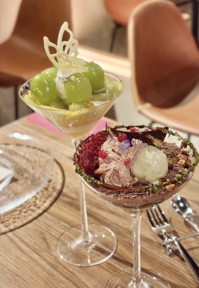 kyokuchochoco's tweet photo. 食事のあとに､ゆっくり夜パフェを！

今日はどのパフェにしようかな！ 選ぶ時間も楽しんでもらえたら嬉しいです！

見た目も味わいも､それぞれ違うパフェ。
 お気に入りを見つけてみてください✨

月曜日の夜も、心斎橋でお待ちしております！

＆VIGO心斎橋
17時OPEN https://t.co/7woKmERSD3