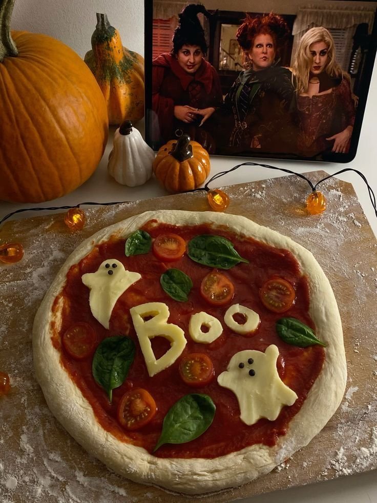 etherealdior's tweet photo. spooky pizza https://t.co/ad8FjvnDJl