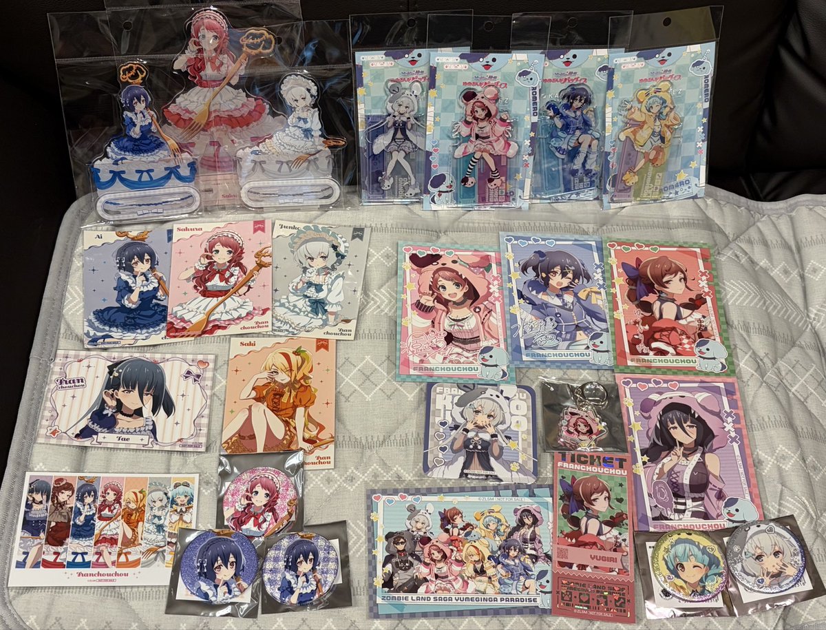 badtz208's tweet photo. 連休中、ロフトとカラ鉄でお迎えした皆様、
ロフトは2日目にして枯れておりアクスタこれしか買えず、
今回はサキちゃんも欲しい、通販か物産館待ってます🥺

#ゾンビランドサガ
#源さくら 
#二階堂サキ
#ロフト
#お座りケーキ
#カラオケの鉄人 https://t.co/hO5IsBAH3u