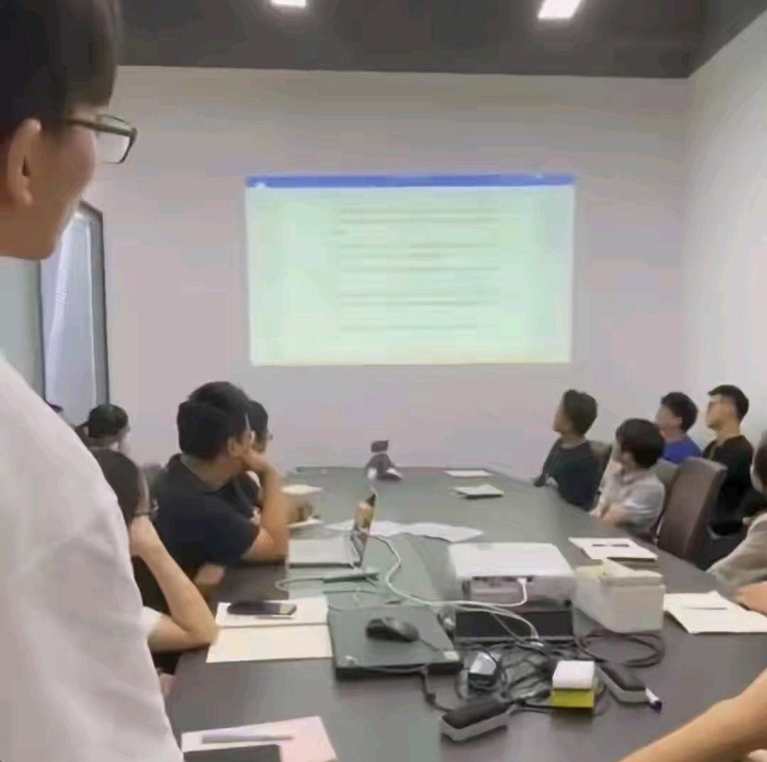quhamogucego's tweet photo. Gran taller sobre marketing digital hoy en la oficina! Aprendí tips geniales para impulsar redes sociales y negocios. https://t.co/eIB0smHFnb