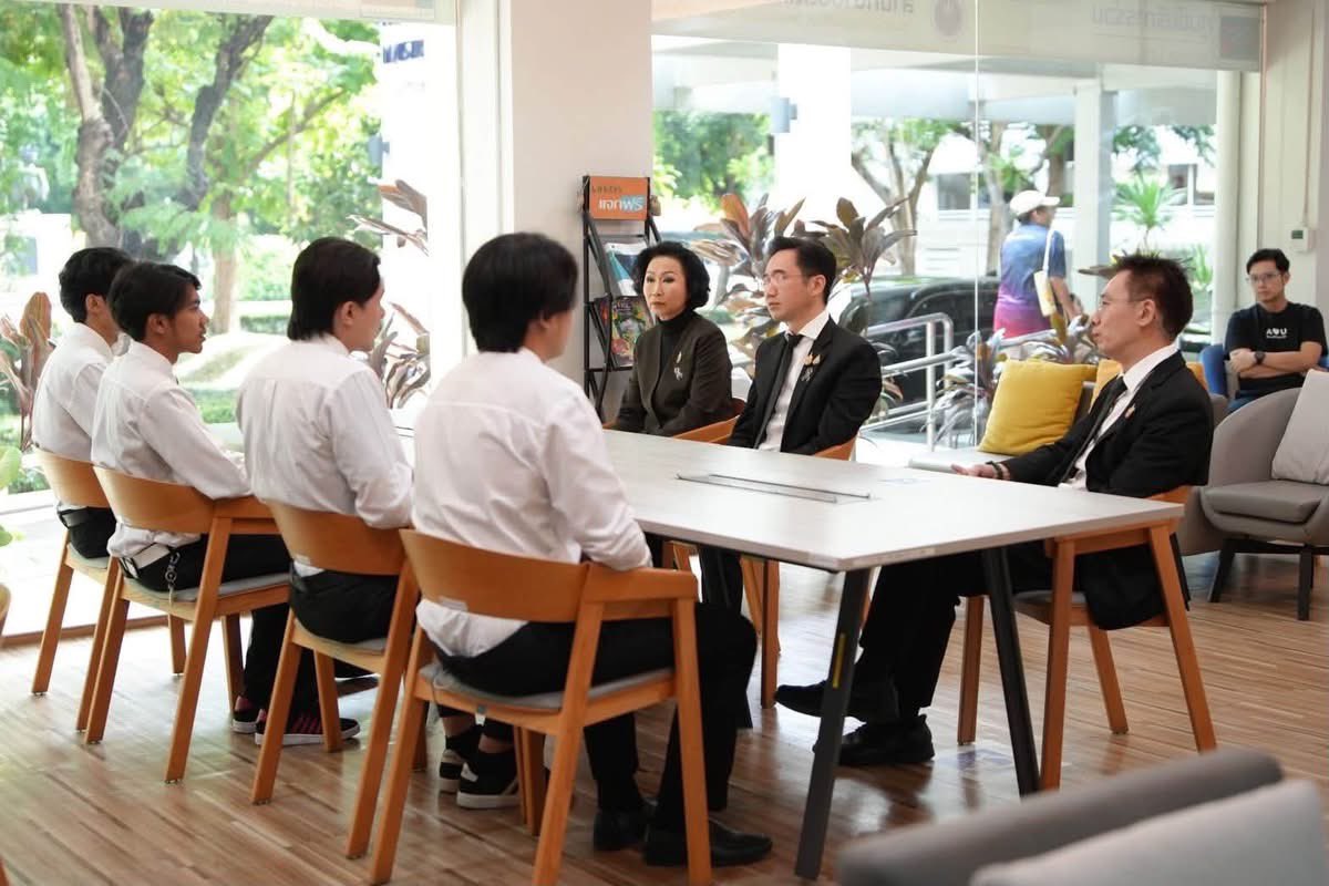 Octoberr2810's tweet photo. มาล่ะครับ อ.เชน นั่งจับเข่าคุย นศ. อุเทนถวาย https://t.co/ZrSPC72RFJ