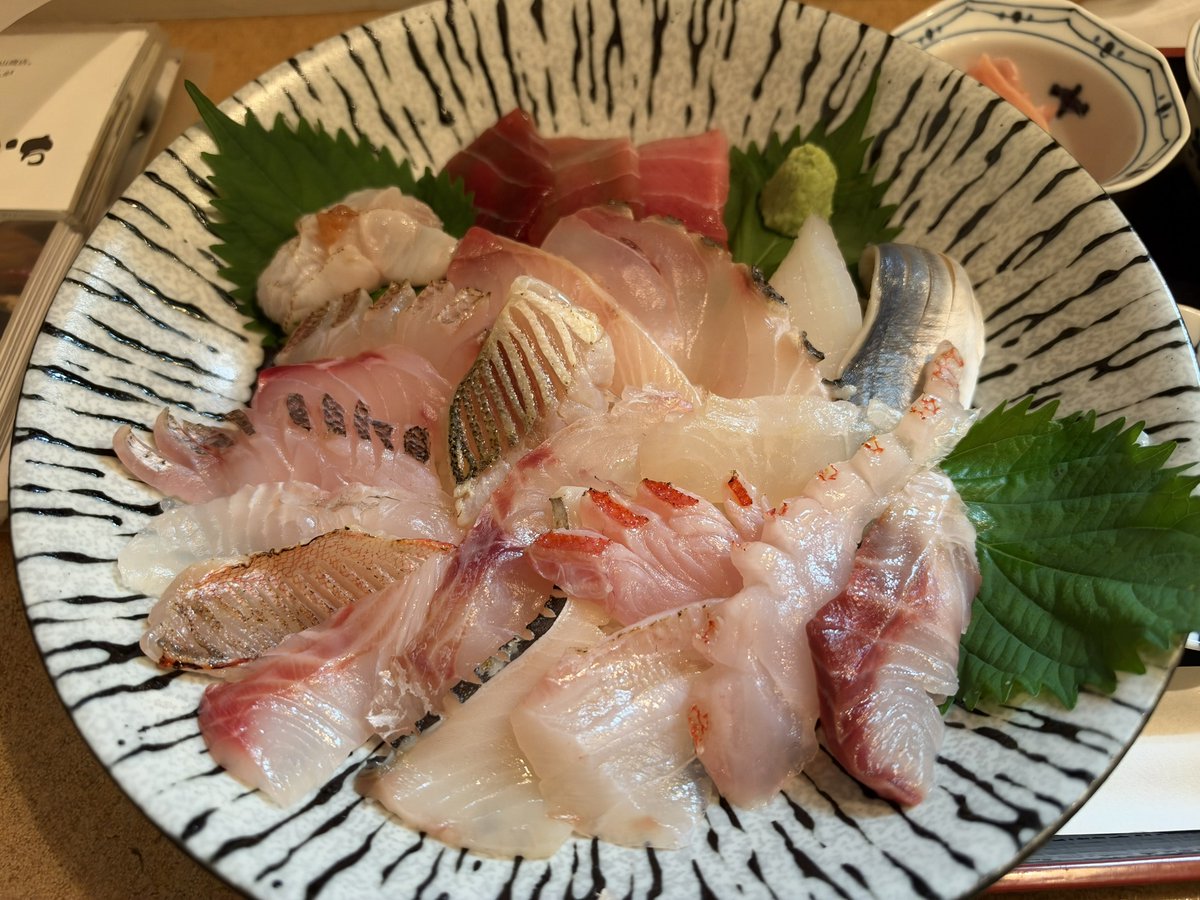 wataharukasan's tweet photo. いりいち　海鮮丼極
沼津港着いてから予約の電話したら3時間待ちで帰ろうかな〜と思って店覗いてみたら極がシブダイ・メイチダイ・クエ入りの理論値みたいなラインナップで横転
久々に魚食べて感動した https://t.co/bqJSH21WQL