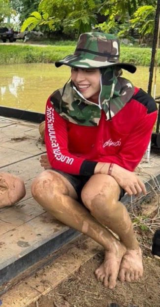 sekaicloud's tweet photo. This is like a city boy suddenly thrown into farming life.

#เซียนหรั่งxSkyNani
#skywongravee https://t.co/bSSvgEgLFV