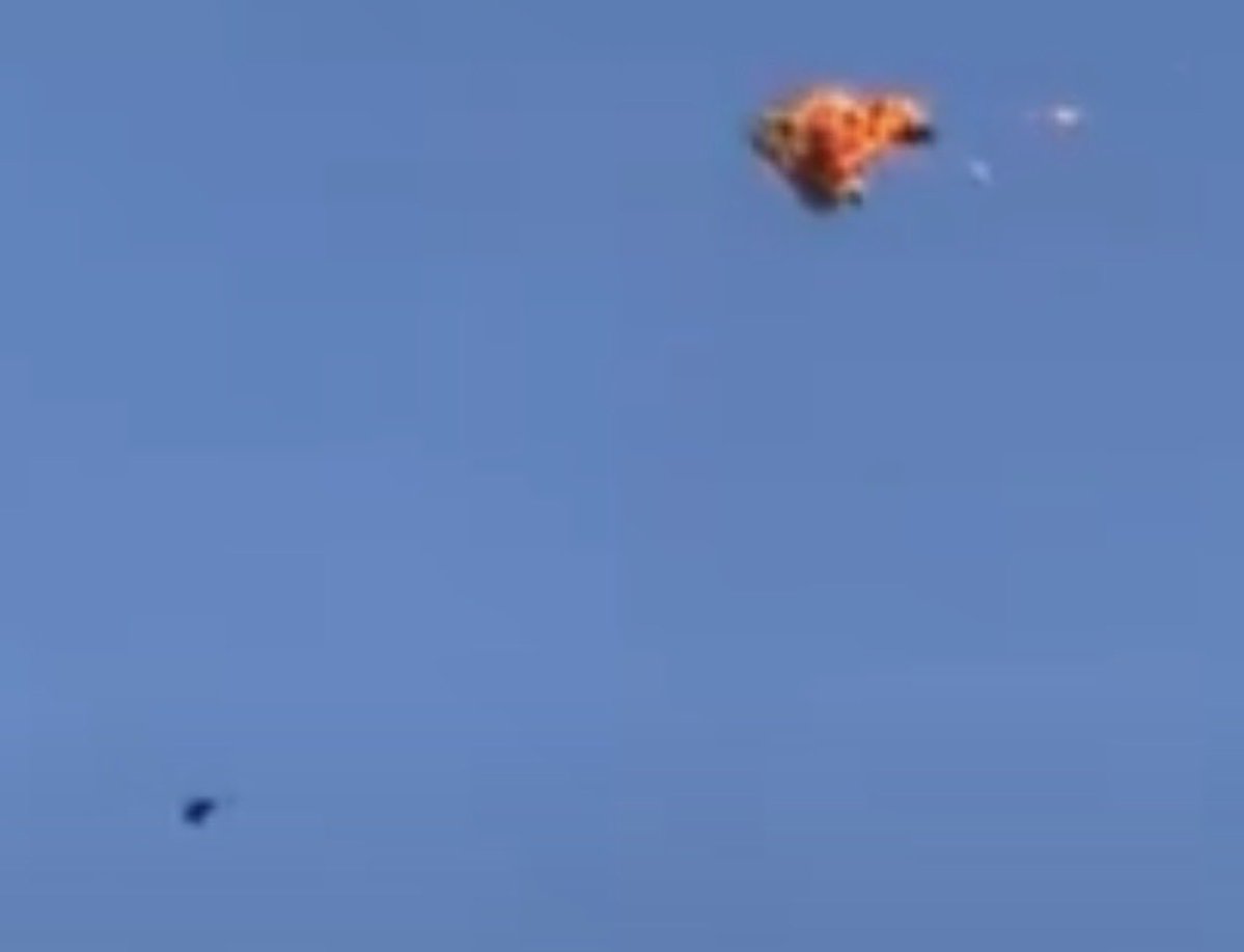 JulianRoepcke's tweet photo. 🛩️Mittlerweile täglich fangen ukrainische F-16-Kampfflugzeuge russische Geran-5-Düsendrohnen ab.

🚨Nicht etwa mit Luft-Luft-Raketen, sondern mit ihrer Bordkanone. Dazu müssen sie sich den sprengstoffbeladenen 600km/h-Drohnen auf wenige Meter nähern.

💪Wahre Helden der Lüfte!🫡 https://t.co/NBiZha1lKb