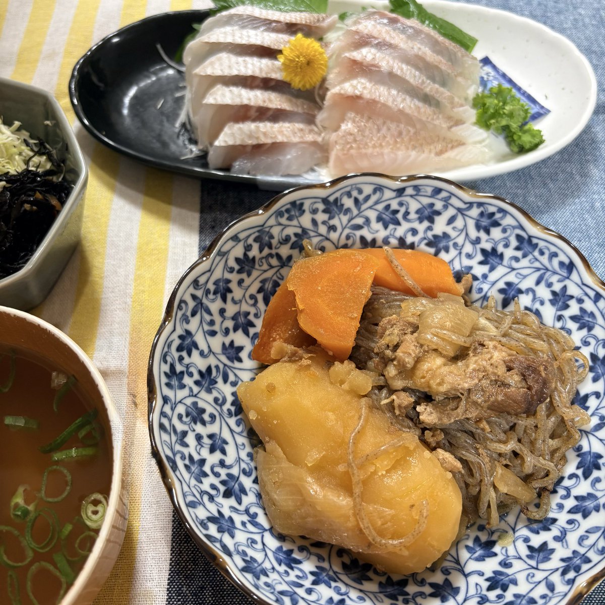 hoshirio_'s tweet photo. お部屋行きますぅぅーっ🚪

昨夜の
#ほしりおご飯

🍚お刺身
🍚肉じゃが
🍚味噌汁🥗 https://t.co/QdfcuA6m0G