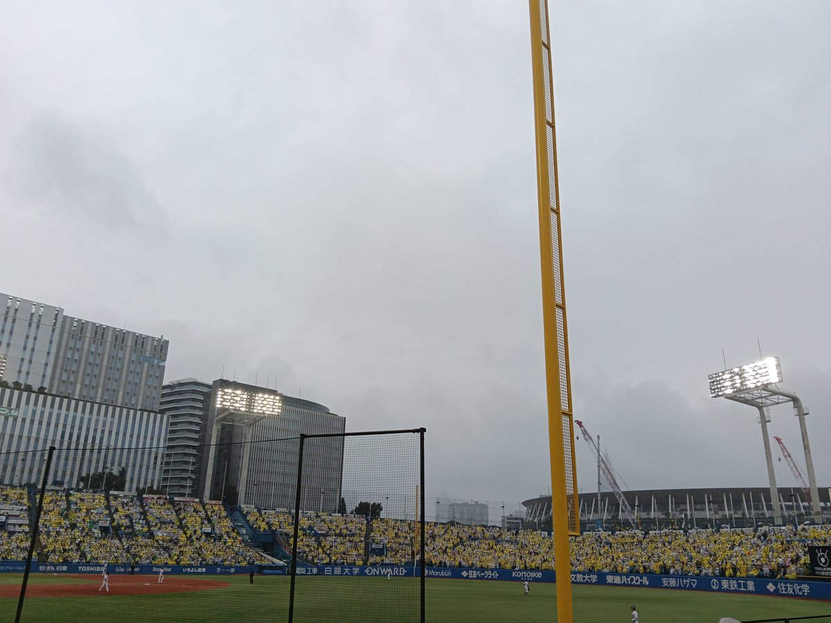 nobutsubame's tweet photo. 4回終わってヤ0−0神
4回共にチャンス作るが得点出来ず
昨日と真逆の展開
まぁ奥川と髙橋遥人ですから
雨のせいか気持ち寒いです
そしてスタンドの左半分は黄色いです https://t.co/RfzwyMDDcE