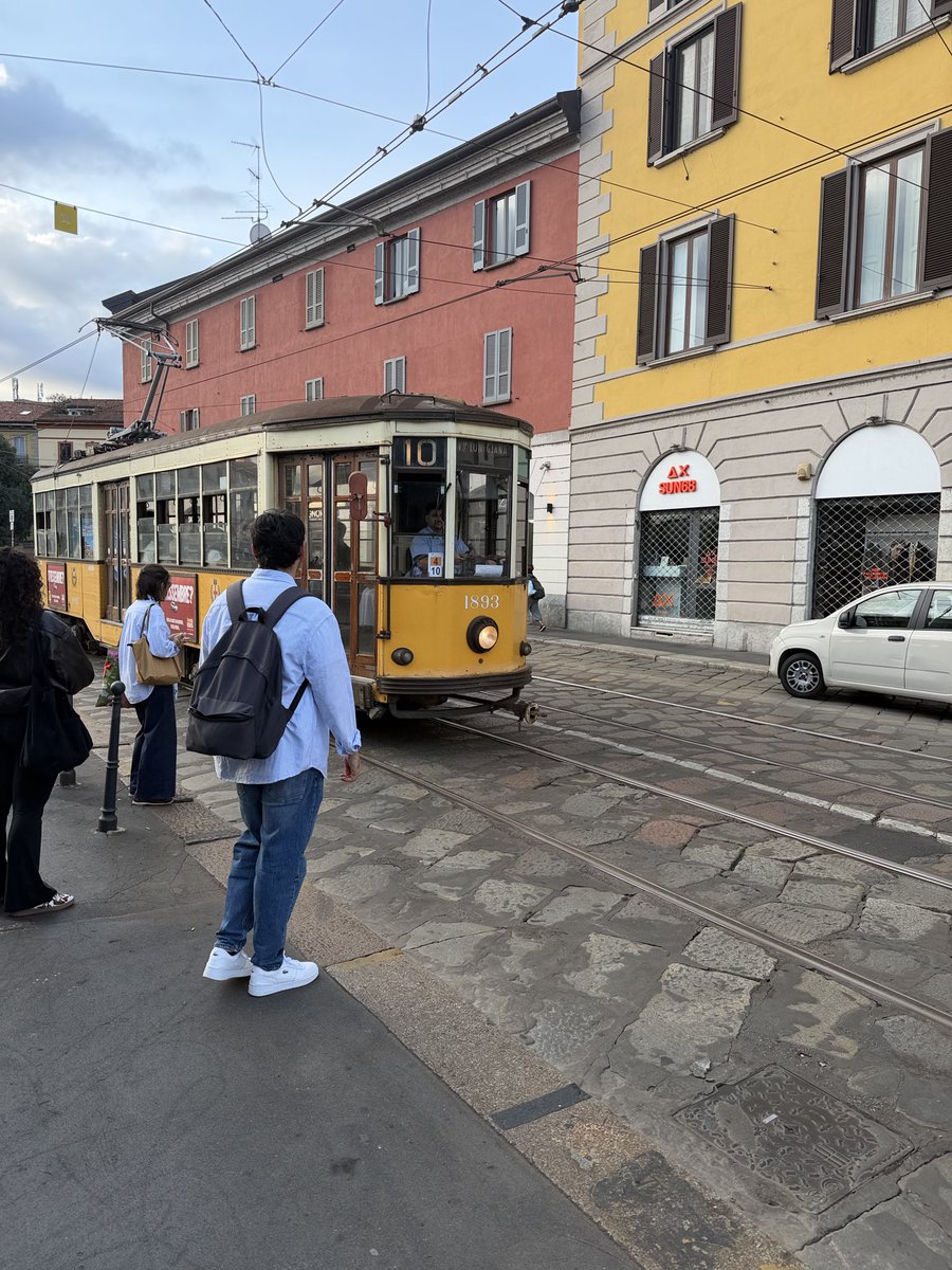 gbrochet_'s tweet photo. Milan https://t.co/l8dAsogdhQ