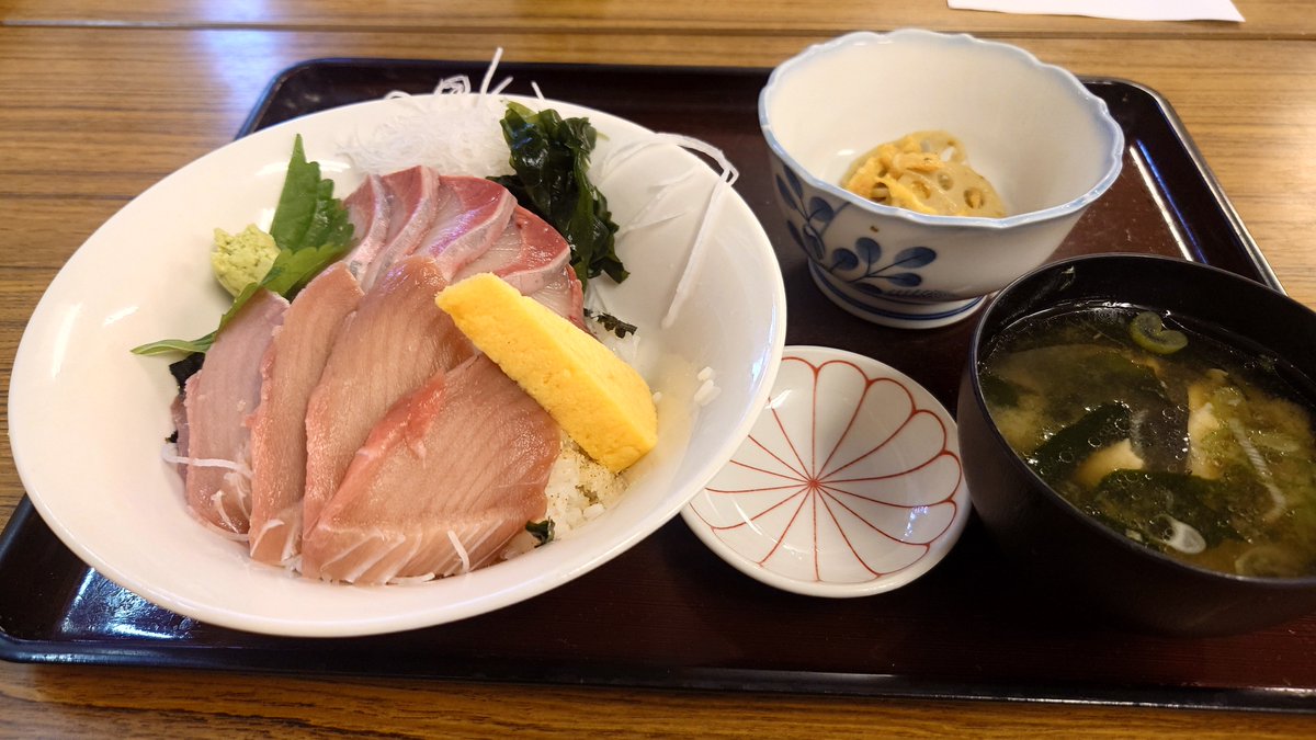 yuuta_0803's tweet photo. お彼岸恒例？のお墓参りのハシゴからのブリまぐろ丼 https://t.co/xBcbxNwTrE