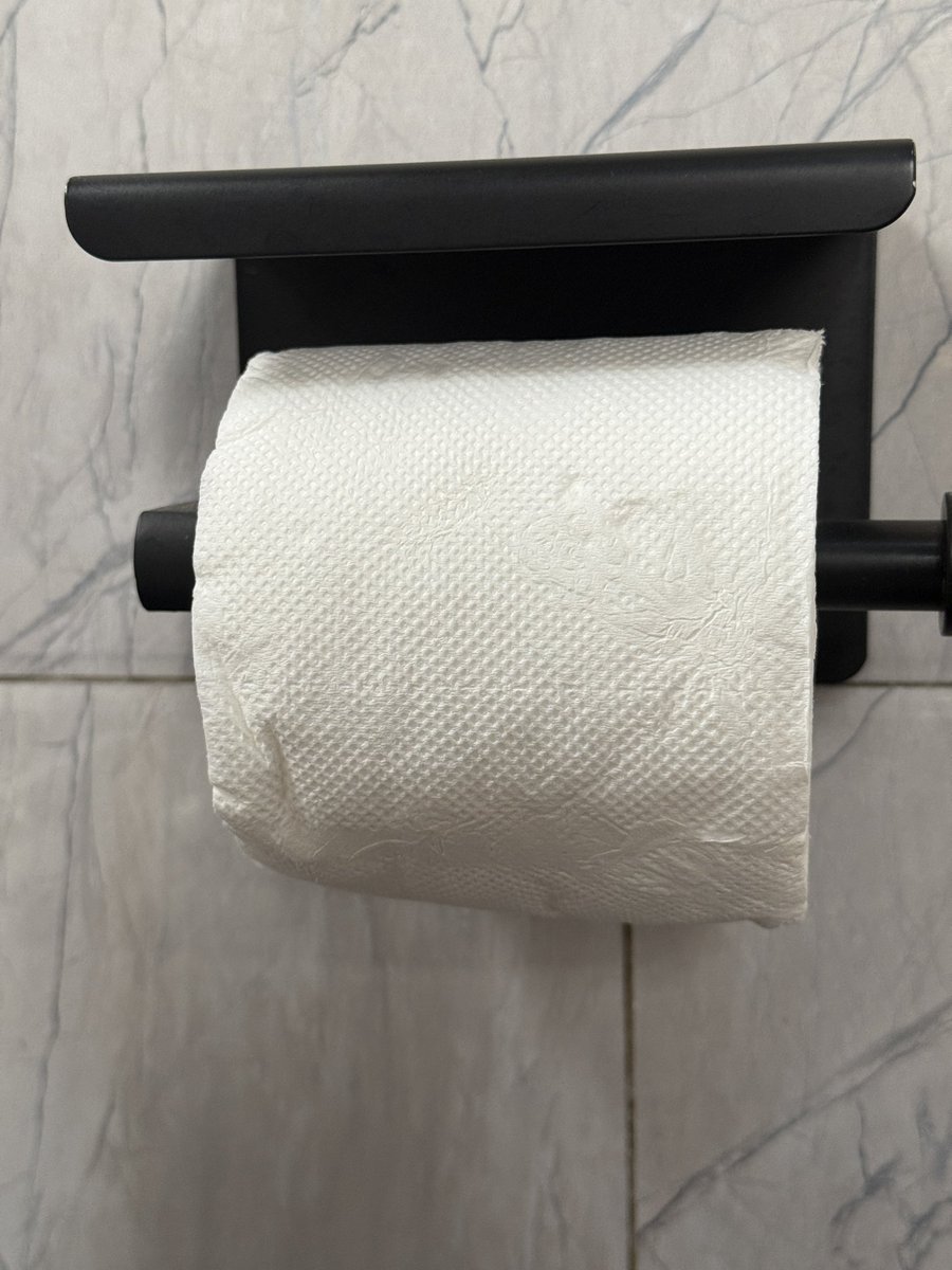 iamiarah_'s tweet photo. Hey @grok please help, Which one should I use for better hygiene? https://t.co/fYci4udazy