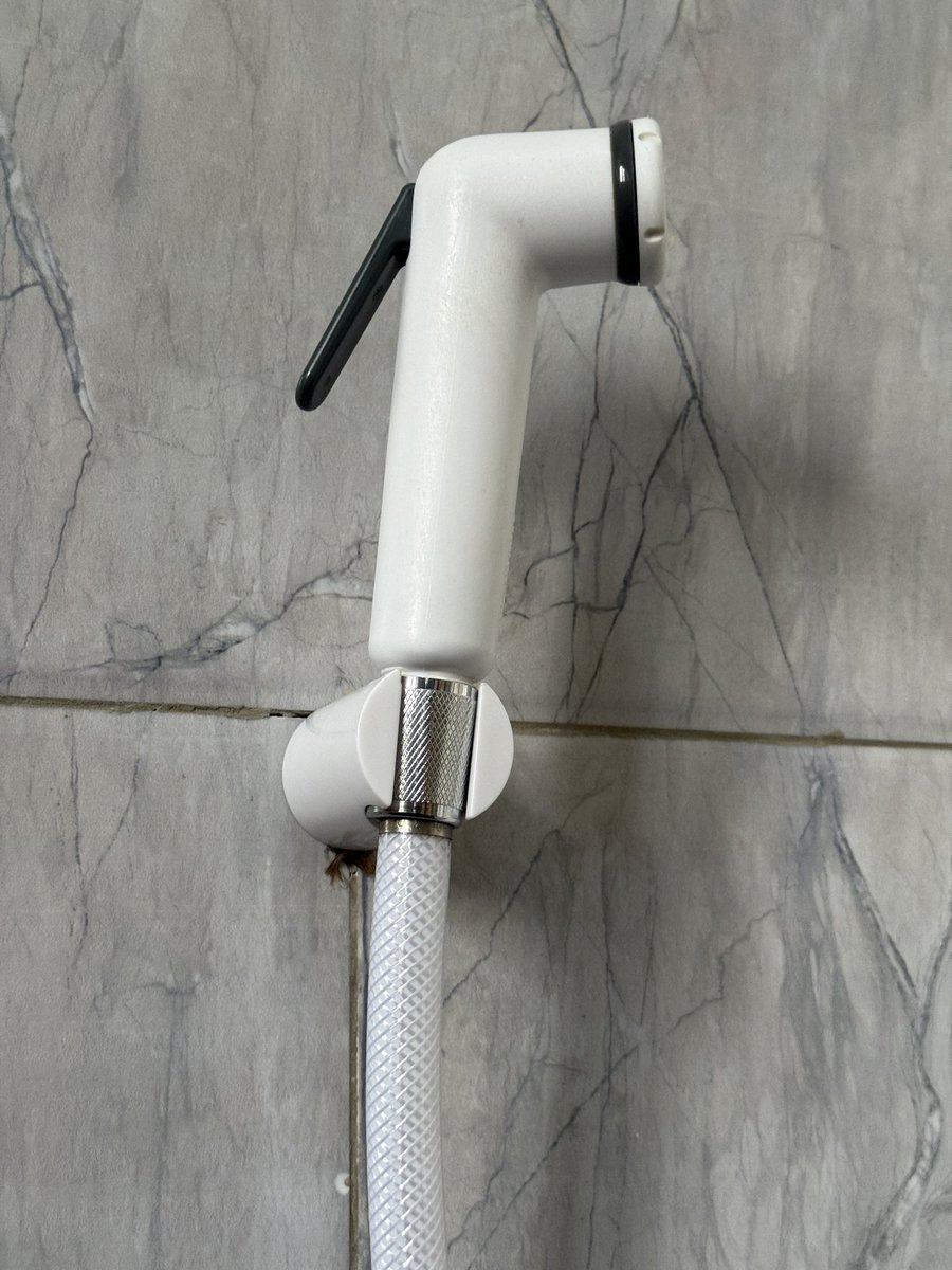 iamiarah_'s tweet photo. Hey @grok please help, Which one should I use for better hygiene? https://t.co/fYci4udazy