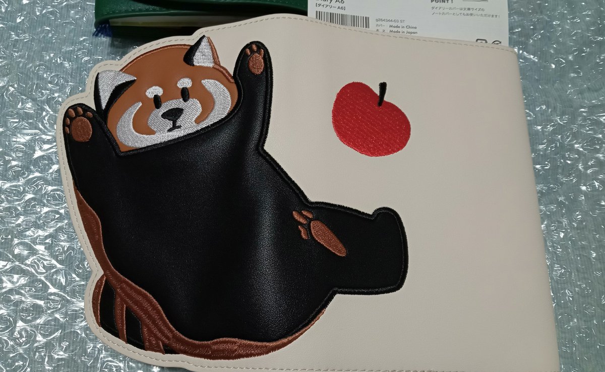 orange7800's tweet photo. グラニフさんのダイアリー届いた〜✨
A6サイズのブロックウィークリーって全然見かけないから、2027年版も発売していただけてハッピー🥰
今年（左）と見比べると、ペンホルダー追加されてる。便利！
イラストも新規で嬉しい〜🧡 https://t.co/95HBs0fn0Q