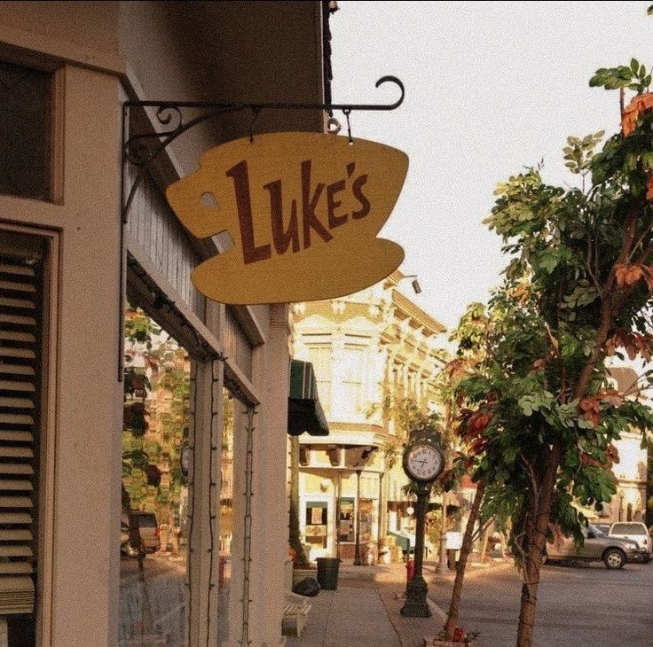 etherealdior's tweet photo. it's another gilmore girls fall https://t.co/stTTDZFU5z