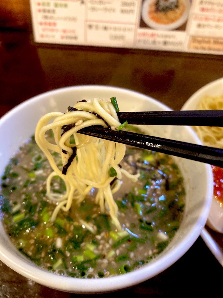 soba_addiction's tweet photo. 萬福本舗＠南阿佐ヶ谷

つけとん 800円 ＋ 味玉 100円

とんこつラーメンのつけ麺バージョン。
通常で大盛り？いや2玉分はあるかも。
紅生姜は注文時にお願いする方式。
美味しかったです。
ご馳走様でした🙏

#中華そば #とんこつ #萬福本舗 https://t.co/YeYbTuXhEK
