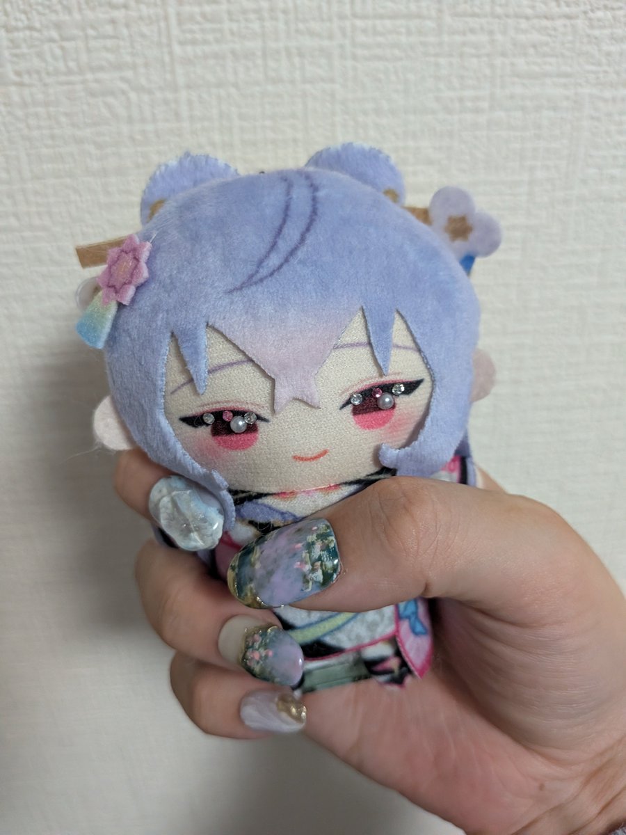 hasu_lhl's tweet photo. もねち〜！前に言ってたモネの睡蓮モチーフのネイルチップが届いたよ✨️
これを付けてお出かけしに行くのが今から楽しみ！そのときはもねぱぺちゃんたちも連れていくね🪷
ネイルチップを見せるために掴まれるもねぱぺちゃんを載せて
#桃音さん素敵 https://t.co/nCiQLtPvdC