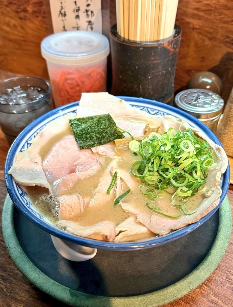 masa1024Ms's tweet photo. 大阪市東淀川上新庄駅近くで移転される前に食べたラーメン屋さん

✰天神旗さんへ

個人的には大阪一番の豚骨ラーメン屋さんだと思っています

✯本博多チャーシューを注文

濃厚な旨味が詰まった豚骨スープと極細ストレート麺が絡んで最高に旨い❦

凄く美味しかったですね

ご馳走様でした❀❀❀❀❀ https://t.co/XBXSRHlcxR