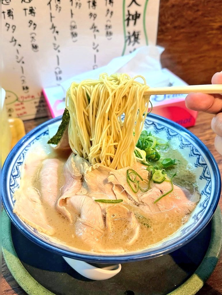 masa1024Ms's tweet photo. 大阪市東淀川上新庄駅近くで移転される前に食べたラーメン屋さん

✰天神旗さんへ

個人的には大阪一番の豚骨ラーメン屋さんだと思っています

✯本博多チャーシューを注文

濃厚な旨味が詰まった豚骨スープと極細ストレート麺が絡んで最高に旨い❦

凄く美味しかったですね

ご馳走様でした❀❀❀❀❀ https://t.co/XBXSRHlcxR