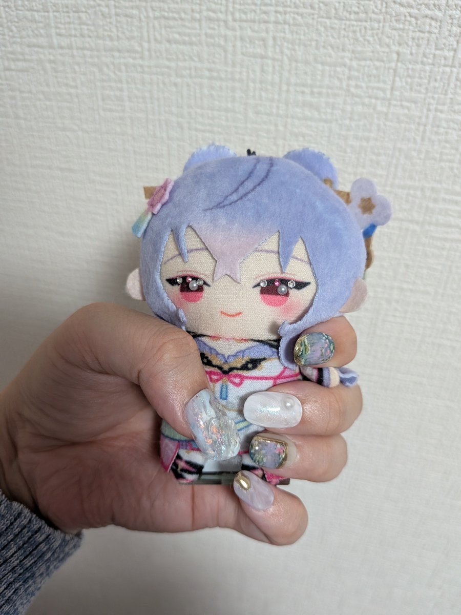 hasu_lhl's tweet photo. もねち〜！前に言ってたモネの睡蓮モチーフのネイルチップが届いたよ✨️
これを付けてお出かけしに行くのが今から楽しみ！そのときはもねぱぺちゃんたちも連れていくね🪷
ネイルチップを見せるために掴まれるもねぱぺちゃんを載せて
#桃音さん素敵 https://t.co/nCiQLtPvdC