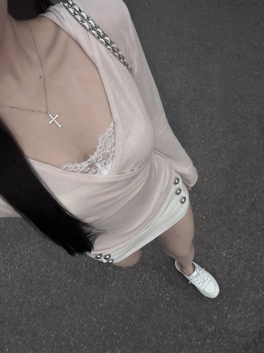 flaate_morrer's tweet photo. 今天的OOTD   
这种粉色上衣搭配无袖的组合真的太棒了..♡ https://t.co/H9ZgRBNBcr