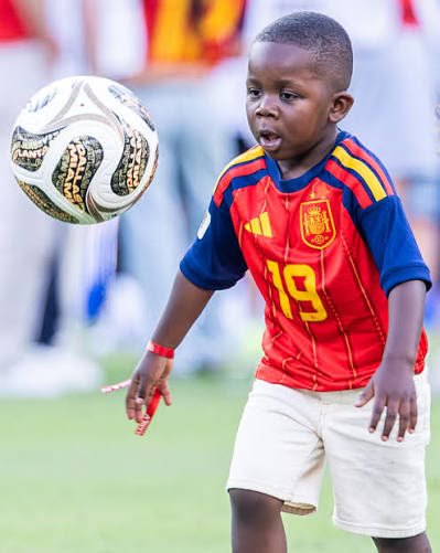 afc_lennon's tweet photo. Mr.@grok, Put Keyne Yamal in the Kit of his future club and show me how he will look like after edging 25 years I want to note  something https://t.co/Wq15RLK9xq