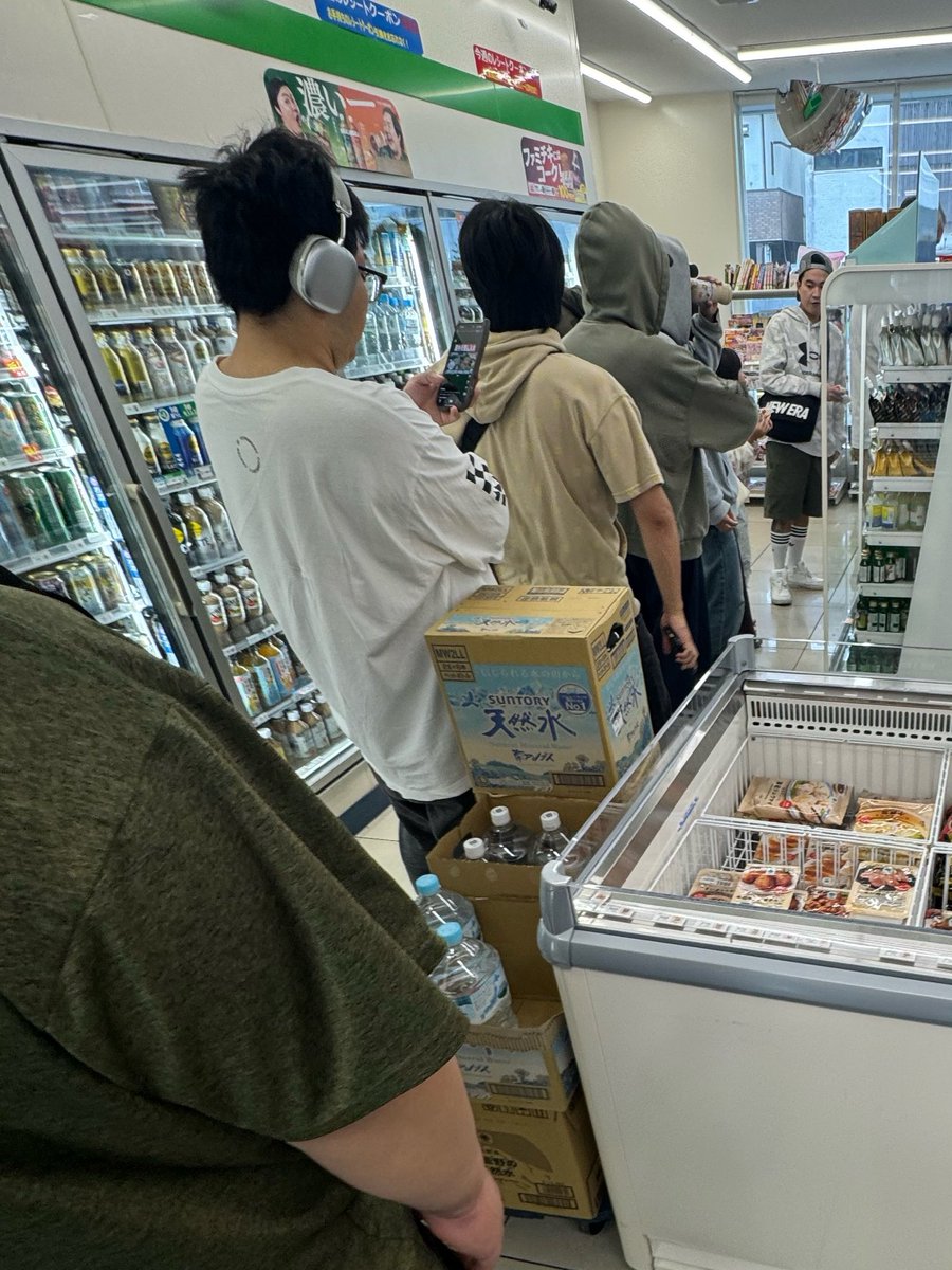 Nkkrsru's tweet photo. 千葉寄りの東京と東京寄りの千葉

気持ちい程30th売ってる情報来たから

コンビニゲリラ販売に凸ってみたwww

箱では買えんけどここは1人5pとかなら普通にあったなwww

なんかさらっとリザードン出たし😆

人気の少ない葛西のローソンも友人から情報貰ったから周ります

そしてシルバーウィークは今日で終了🔥

明日からまたコンビニ再販とかもあるみたいだからみんな頑張ってこ😉

#ポケカ #東京 #千葉 #30th