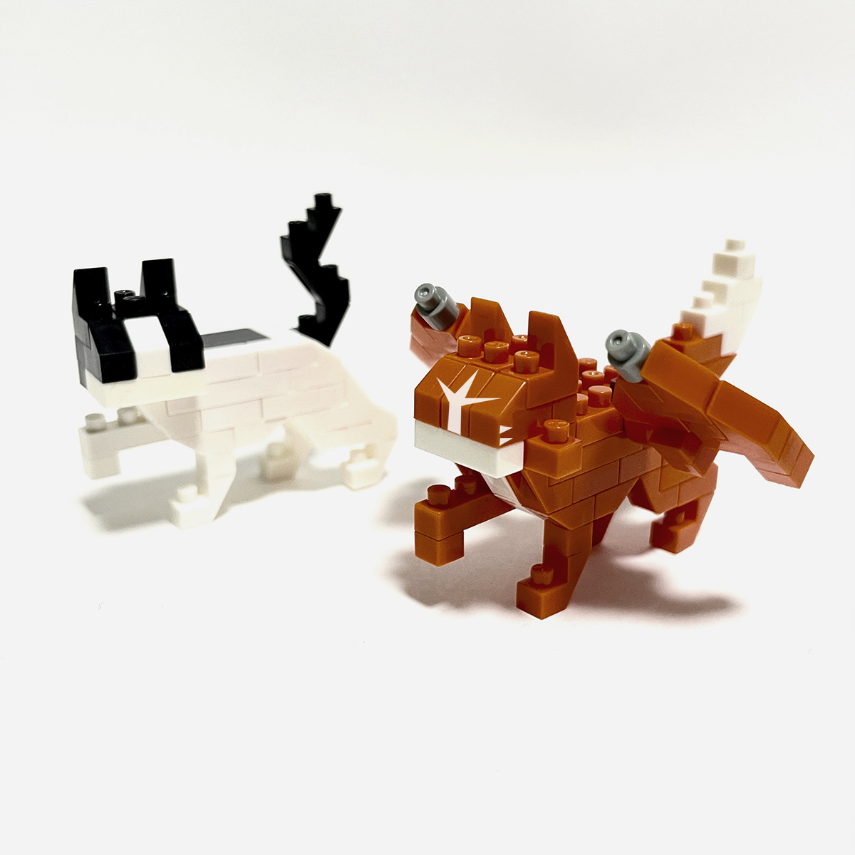happy_nanoblock's tweet photo. @suikyo_dateya 自分の猫のフォーマットで無理矢理（笑）
顔はプリントで。ほっぺあたりの飛び出た1ポッチは、本当は「1×1方向変換」で横のポッチだけ出したかったけど、オレンジの「1×1方向変換」は持っていないので…。
もう少しフォーマットを崩すなら口元の白の1×3をニコイチに。 https://t.co/rVkFWvDdgr