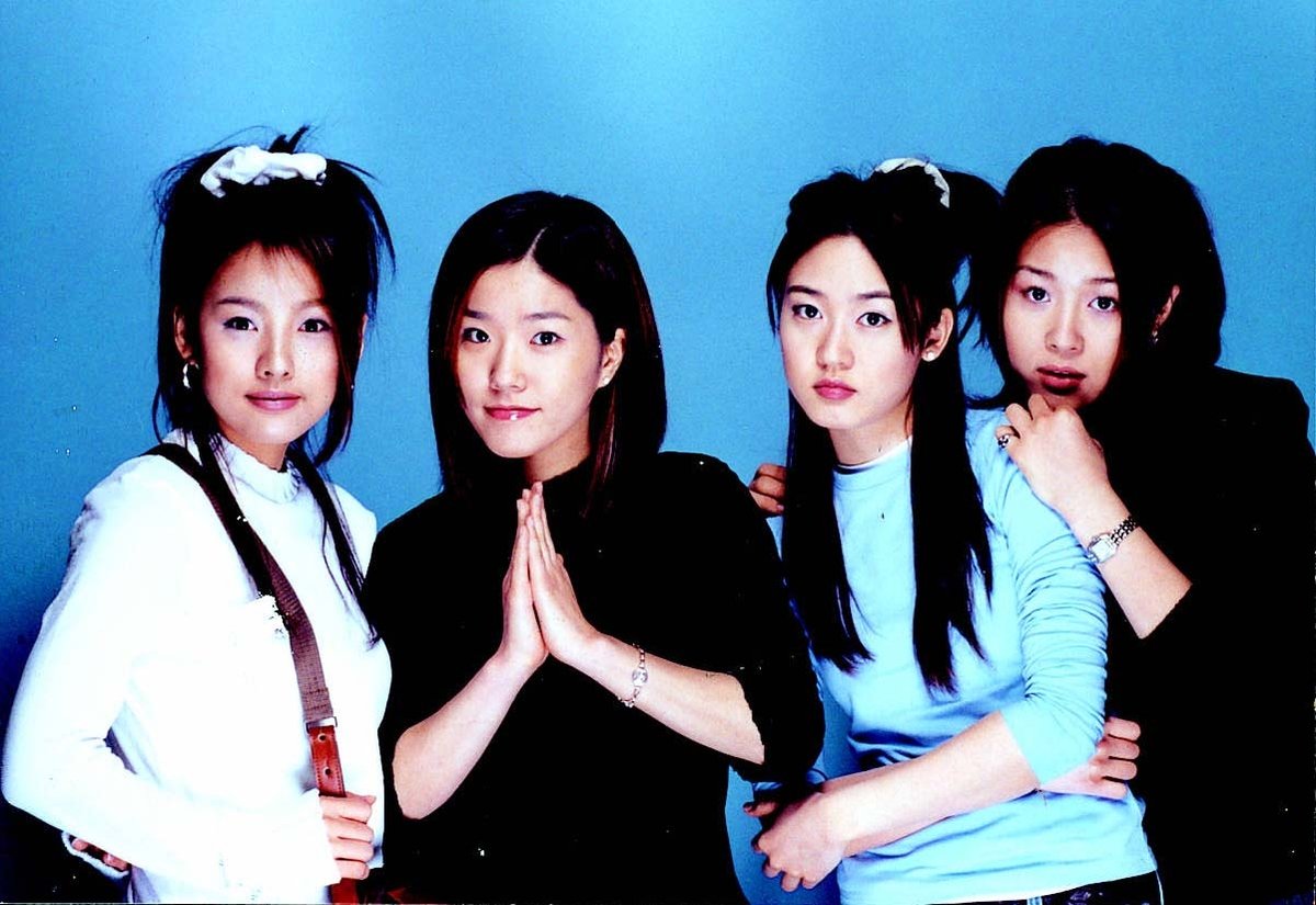 Kpop_Herald's tweet photo. Fin.K.L. is kicking off a 2-year journey toward its 30th anniversary, with new music and concerts at the center. 🥹

The 1st-gen K-pop group will also roll out a documentary, variety content, exhibitions, official merch and more in stages.

#FinKL #핑클 https://t.co/BsL9FvAmx5