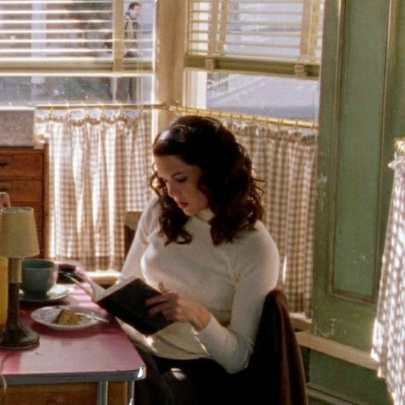 etherealdior's tweet photo. it's another gilmore girls fall https://t.co/stTTDZFU5z