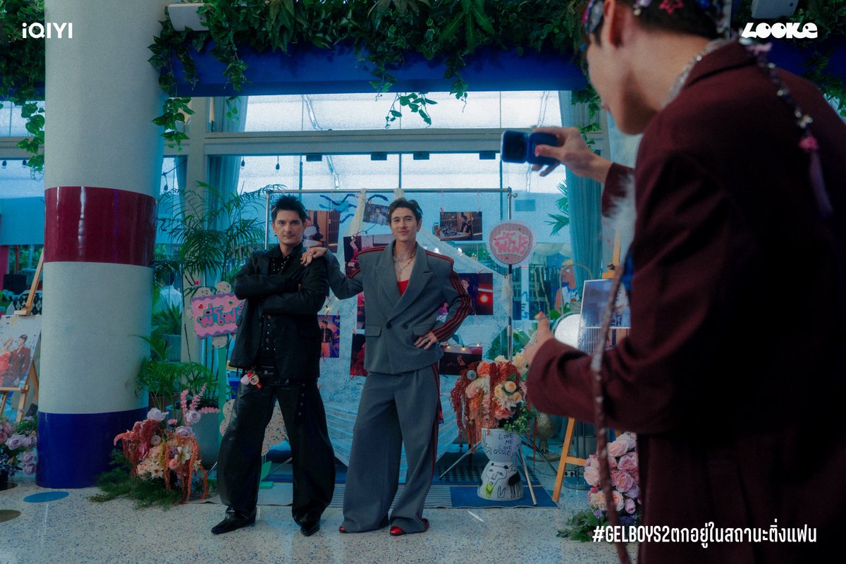 looke_world's tweet photo. EP.8 #THEGELS
เมื่อเหล่าพ่อพ่อเจลบอยกลับมาเจอกันอีกครั้ง ‘เจล’ (ภีม วีรวิชญ์) และ ‘เบบี้’ (ไม้ ณัฐภัทร) ต่างได้รู้ถึงปัญหาที่พวกพ่อพ่อต้องแบกรับ
ทั้งความสัมพันธ์ของพ่อบัวกับพ่อบ้าบิ่นที่ไม่เหมือนเดิม รวมถึงพ่อโฟร์มดกับพ่อเชียรที่ต้องเตรียมใจห่างกันอีกครั้ง
ในระหว่างนั้น เจลก็ได้ย้อนเล่าเรื่องราวของพ่อพ่อต่อ ซึ่งเป็นช่วงงานแฟนมีตที่ ‘โฟร์มด’ (นิว ชยภัค) กับ ‘เชียร’ (ไป๊ป มนธภูมิ) ตัดขาดการติดต่อกัน ขณะที่ ‘บ้าบิ่น’ (พีเจ มหิดล) ก็ได้รู้ความจริงบางอย่างจากโฟร์มด ที่ทำให้เขาเห็นว่า ‘บัว’ (เลออน เซ็ค) รักเขามากขนาดไหน
ติดตามบทสรุปส่งท้ายของคนที่ตกอยู่ในสถานะ “เจลบอยฟอร์เอฟเวอร์” ตั้งแต่วันแรกเจอ และ ตลอดไป
ได้ในซีรีส์ iQIYI Original ‘GELBOYS 2 ตกอยู่ในสถานะติ่งแฟน’
เริ่มดู EP.8 วันเสาร์ที่ 26 กันยายนนี้!
ทุกวันเสาร์ ดูสดพร้อมกัน เวลา 21:30 น. ทาง ช่องวัน 31
และดูออนไลน์เวอร์ชัน UNCUT เวลา 23:00 น. บนแอป iQIYI และเว็บ https://t.co/ej2YKWUp0i ที่เดียวเท่านั้น
🎧💅📸🤹🏼♂️⭐️🫶🏻🎨👀💿☄️🎟️🪽🍒🍫💥
#GELBOYS2ตกอยู่ในสถานะติ่งแฟน
#GELBOYS2
#iQIYIOriginal #one31
#LOOKE