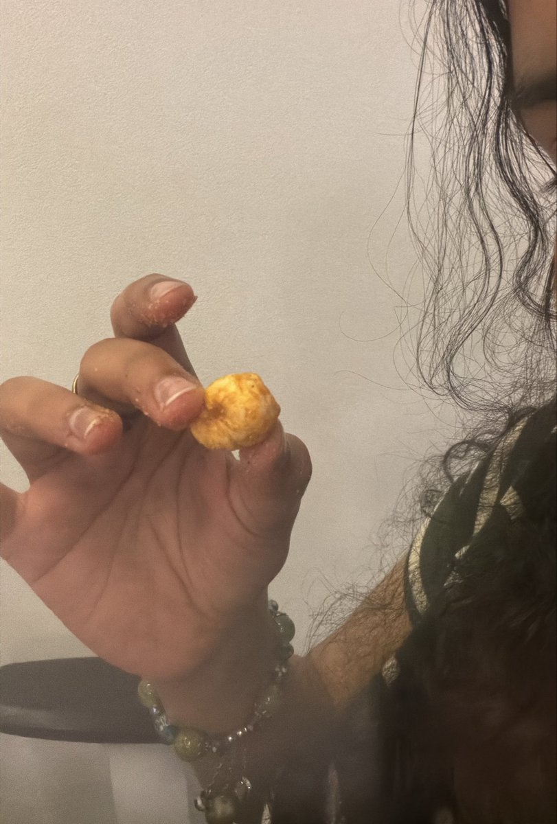 diacorns's tweet photo. licking my fingers at work in the middle of the day.. because i just had my piri piri makhana https://t.co/EpCk064w1X