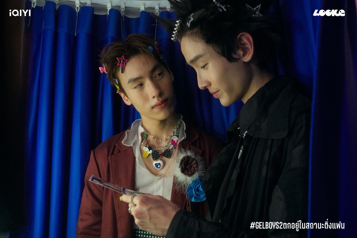looke_world's tweet photo. EP.8 #THEGELS

เมื่อเหล่าพ่อพ่อเจลบอยกลับมาเจอกันอีกครั้ง ‘เจล’ (ภีม วีรวิชญ์) และ ‘เบบี้’ (ไม้ ณัฐภัทร) ต่างได้รู้ถึงปัญหาที่พวกพ่อพ่อต้องแบกรับ 
ทั้งความสัมพันธ์ของพ่อบัวกับพ่อบ้าบิ่นที่ไม่เหมือนเดิม รวมถึงพ่อโฟร์มดกับพ่อเชียรที่ต้องเตรียมใจห่างกันอีกครั้ง

ในระหว่างนั้น เจลก็ได้ย้อนเล่าเรื่องราวของพ่อพ่อต่อ ซึ่งเป็นช่วงงานแฟนมีตที่ ‘โฟร์มด’ (นิว ชยภัค) กับ ‘เชียร’ (ไป๊ป มนธภูมิ) ตัดขาดการติดต่อกัน ขณะที่ ‘บ้าบิ่น’ (พีเจ มหิดล) ก็ได้รู้ความจริงบางอย่างจากโฟร์มด ที่ทำให้เขาเห็นว่า ‘บัว’ (เลออน เซ็ค) รักเขามากขนาดไหน 

ติดตามบทสรุปส่งท้ายของคนที่ตกอยู่ในสถานะ “เจลบอยฟอร์เอฟเวอร์” ตั้งแต่วันแรกเจอ และ ตลอดไป
ได้ในซีรีส์ iQIYI Original ‘GELBOYS 2 ตกอยู่ในสถานะติ่งแฟน’

เริ่มดู EP.8 วันเสาร์ที่ 26 กันยายนนี้!

ทุกวันเสาร์ ดูสดพร้อมกัน เวลา 21:30 น. ทาง ช่องวัน 31
และดูออนไลน์เวอร์ชัน UNCUT เวลา 23:00 น. บนแอป iQIYI และเว็บ https://t.co/ej2YKWUp0i ที่เดียวเท่านั้น
🎧💅📸🤹🏼‍♂️⭐️🫶🏻🎨👀💿☄️🎟️🪽🍒🍫💥

#GELBOYS2ตกอยู่ในสถานะติ่งแฟน
#GELBOYS2
#iQIYIOriginal #one31
#LOOKE