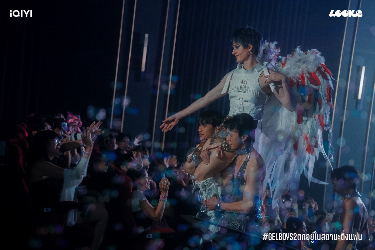 looke_world's tweet photo. EP.8 #THEGELS

เมื่อเหล่าพ่อพ่อเจลบอยกลับมาเจอกันอีกครั้ง ‘เจล’ (ภีม วีรวิชญ์) และ ‘เบบี้’ (ไม้ ณัฐภัทร) ต่างได้รู้ถึงปัญหาที่พวกพ่อพ่อต้องแบกรับ 
ทั้งความสัมพันธ์ของพ่อบัวกับพ่อบ้าบิ่นที่ไม่เหมือนเดิม รวมถึงพ่อโฟร์มดกับพ่อเชียรที่ต้องเตรียมใจห่างกันอีกครั้ง

ในระหว่างนั้น เจลก็ได้ย้อนเล่าเรื่องราวของพ่อพ่อต่อ ซึ่งเป็นช่วงงานแฟนมีตที่ ‘โฟร์มด’ (นิว ชยภัค) กับ ‘เชียร’ (ไป๊ป มนธภูมิ) ตัดขาดการติดต่อกัน ขณะที่ ‘บ้าบิ่น’ (พีเจ มหิดล) ก็ได้รู้ความจริงบางอย่างจากโฟร์มด ที่ทำให้เขาเห็นว่า ‘บัว’ (เลออน เซ็ค) รักเขามากขนาดไหน 

ติดตามบทสรุปส่งท้ายของคนที่ตกอยู่ในสถานะ “เจลบอยฟอร์เอฟเวอร์” ตั้งแต่วันแรกเจอ และ ตลอดไป
ได้ในซีรีส์ iQIYI Original ‘GELBOYS 2 ตกอยู่ในสถานะติ่งแฟน’

เริ่มดู EP.8 วันเสาร์ที่ 26 กันยายนนี้!

ทุกวันเสาร์ ดูสดพร้อมกัน เวลา 21:30 น. ทาง ช่องวัน 31
และดูออนไลน์เวอร์ชัน UNCUT เวลา 23:00 น. บนแอป iQIYI และเว็บ https://t.co/ej2YKWUp0i ที่เดียวเท่านั้น
🎧💅📸🤹🏼‍♂️⭐️🫶🏻🎨👀💿☄️🎟️🪽🍒🍫💥

#GELBOYS2ตกอยู่ในสถานะติ่งแฟน
#GELBOYS2
#iQIYIOriginal #one31
#LOOKE