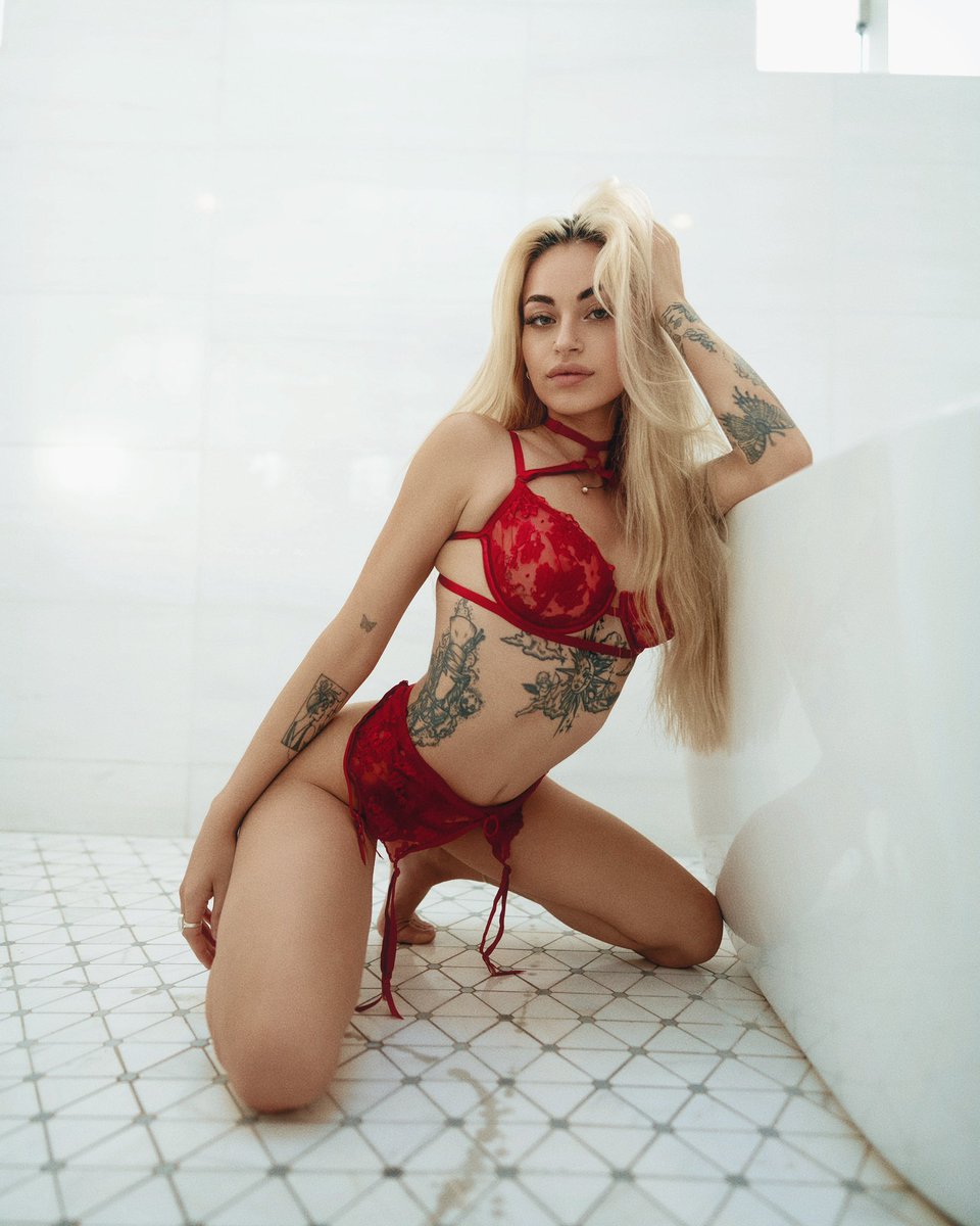 zoeserenaa's tweet photo. 💋🌹 https://t.co/F1ZSUhKL2M
