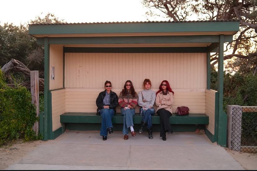 _beigeeeeeeee's tweet photo. mga tambay sa waiting shed ng australia: https://t.co/ozm1GF1Fce